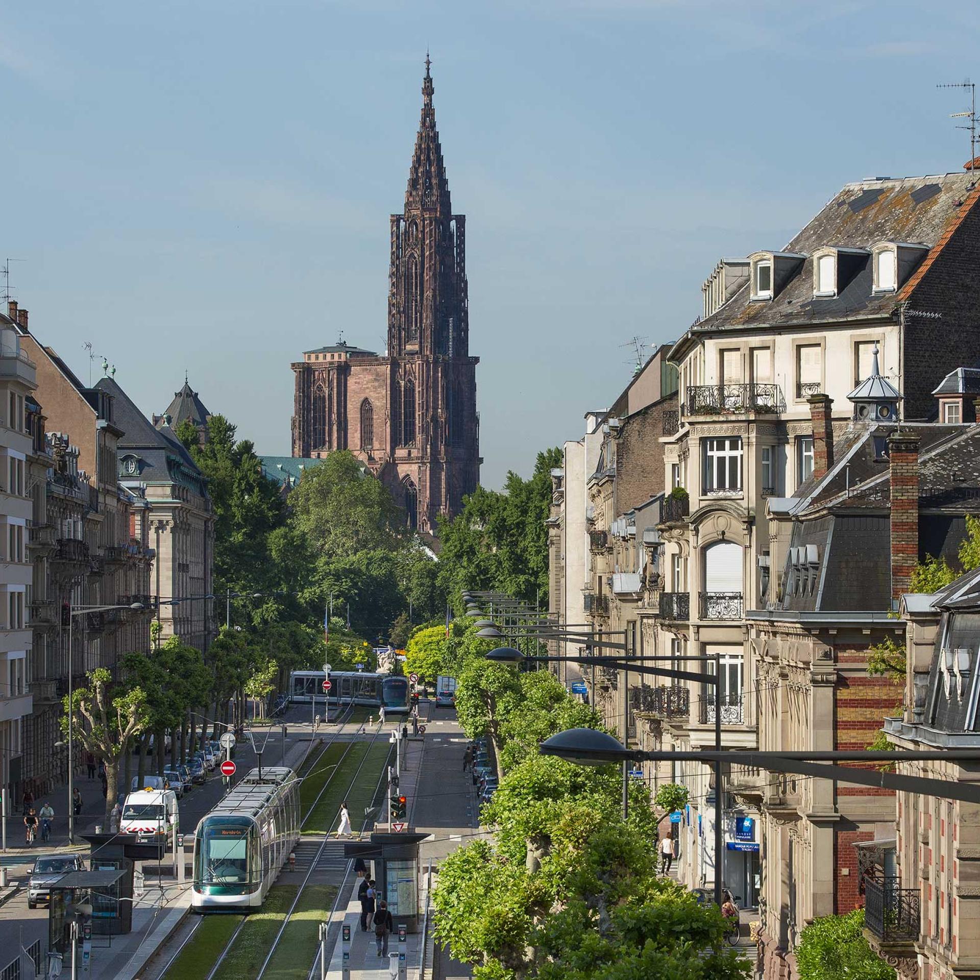 L’avenue de la Paix, perspective sur la cathédrale dans le quartier de la Neustadt de Strasbourg © Luc Boegly